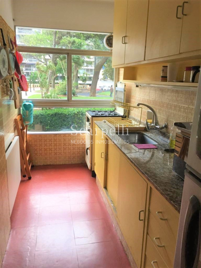 Apartamento ID.30466 - Venta Apartamento en Pocitos frente a Plaza Gomensoro a pocos mts. de la Rambla con estupenda vista despejada.-