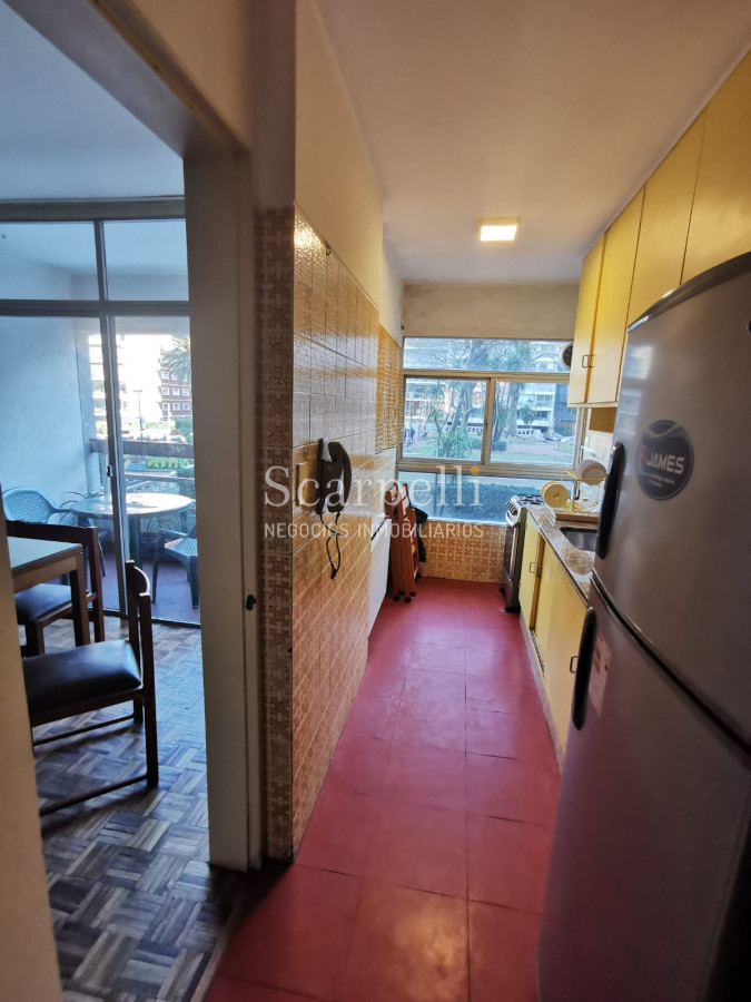 Apartamento ID.30466 - Venta Apartamento en Pocitos frente a Plaza Gomensoro a pocos mts. de la Rambla con estupenda vista despejada.-