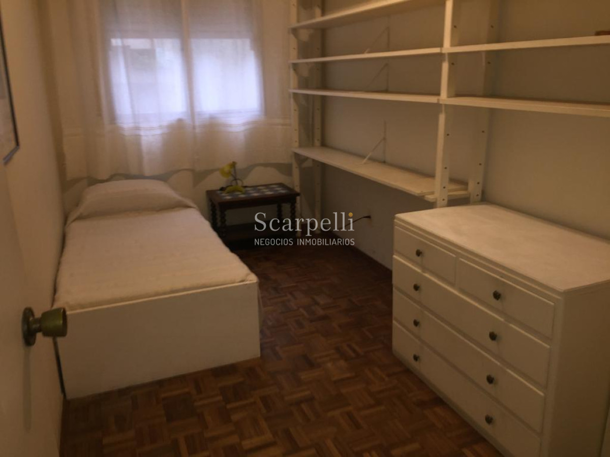 Apartamento ID.30466 - Venta Apartamento en Pocitos frente a Plaza Gomensoro a pocos mts. de la Rambla con estupenda vista despejada.-
