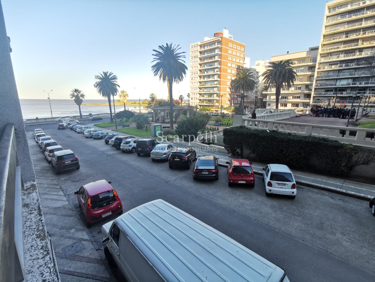 Apartamento ID.30466 - Venta Apartamento en Pocitos frente a Plaza Gomensoro a pocos mts. de la Rambla con estupenda vista despejada.-