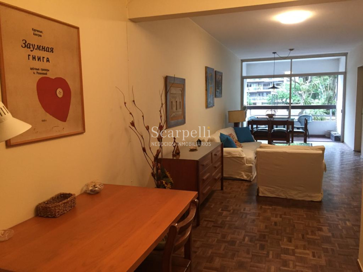 Apartamento ID.30466 - Venta Apartamento en Pocitos frente a Plaza Gomensoro a pocos mts. de la Rambla con estupenda vista despejada.-