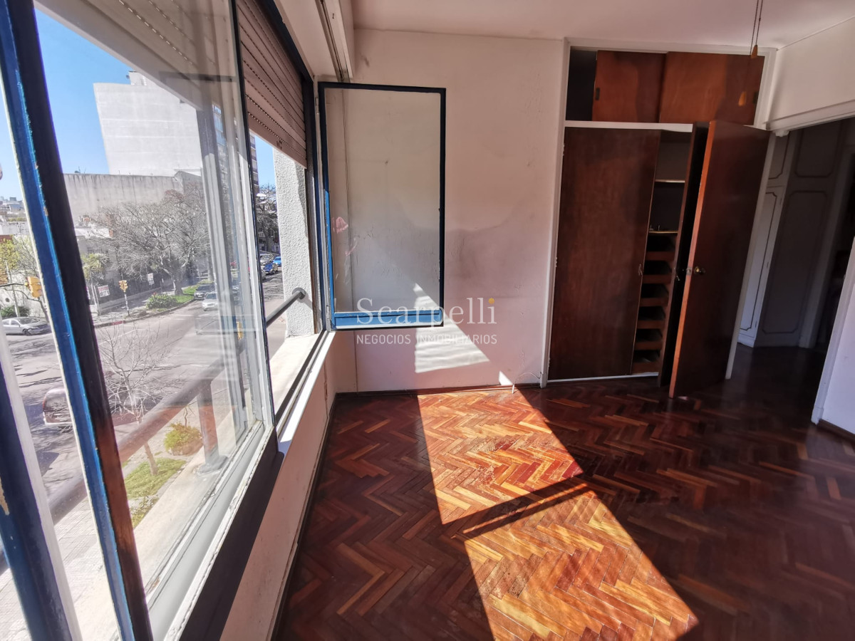 Apartamento ID.32606 - VENTA APARTAMENTO POCITOS 3 DORMITORIOS 2 BAÑOS SERVICIO GARAGE Fco. Soca prox. Av. Rivera.-