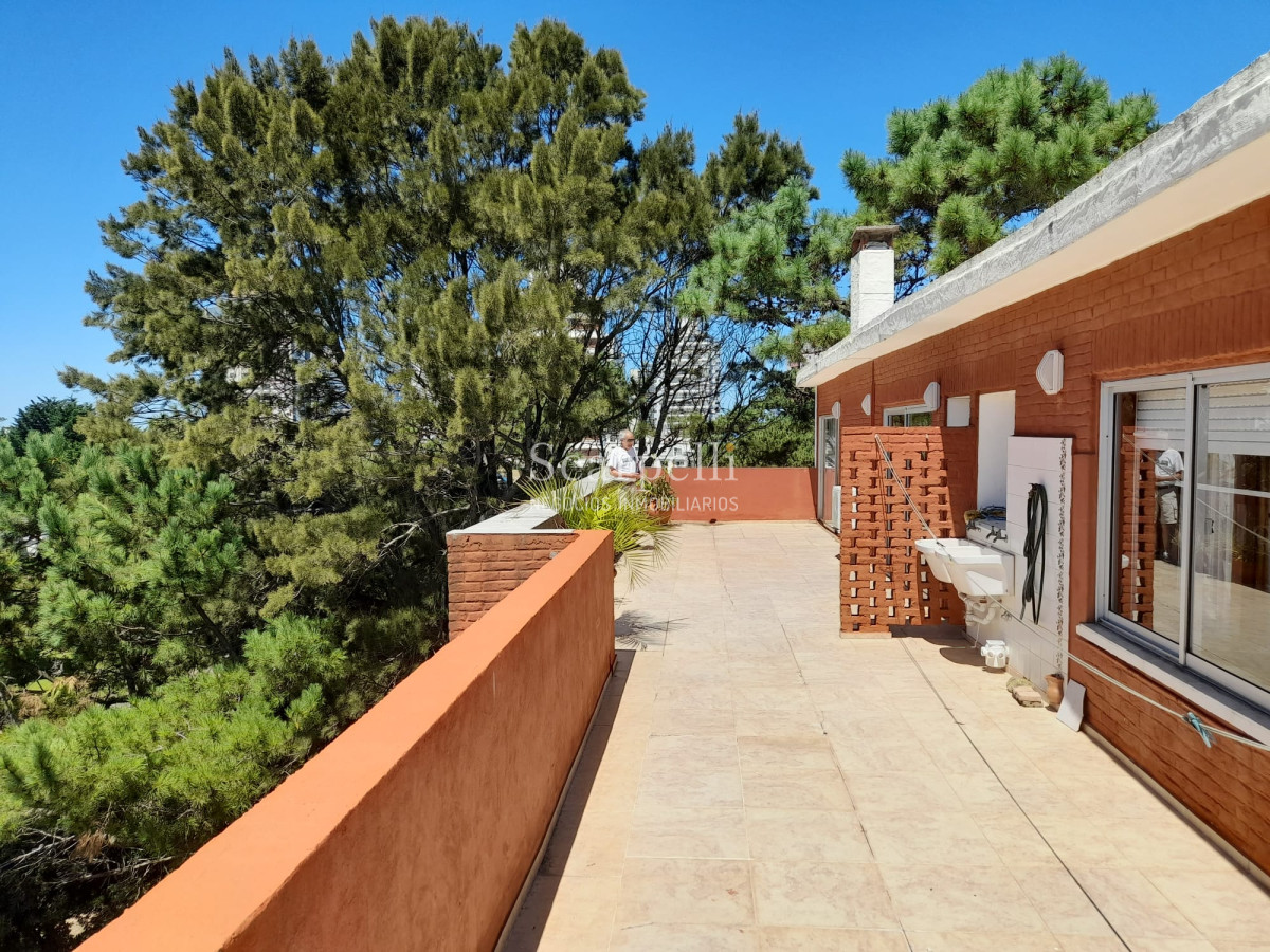 Apartamento ID.35888 - ALQUILER ANUAL APARTAMENTO PUNTA DEL ESTE PROXIMO PENÍNSULA 3 DORMITORIOS SERVICIO COMPLETO GRAN TERRAZA & BARBACOA + COCHERA.-