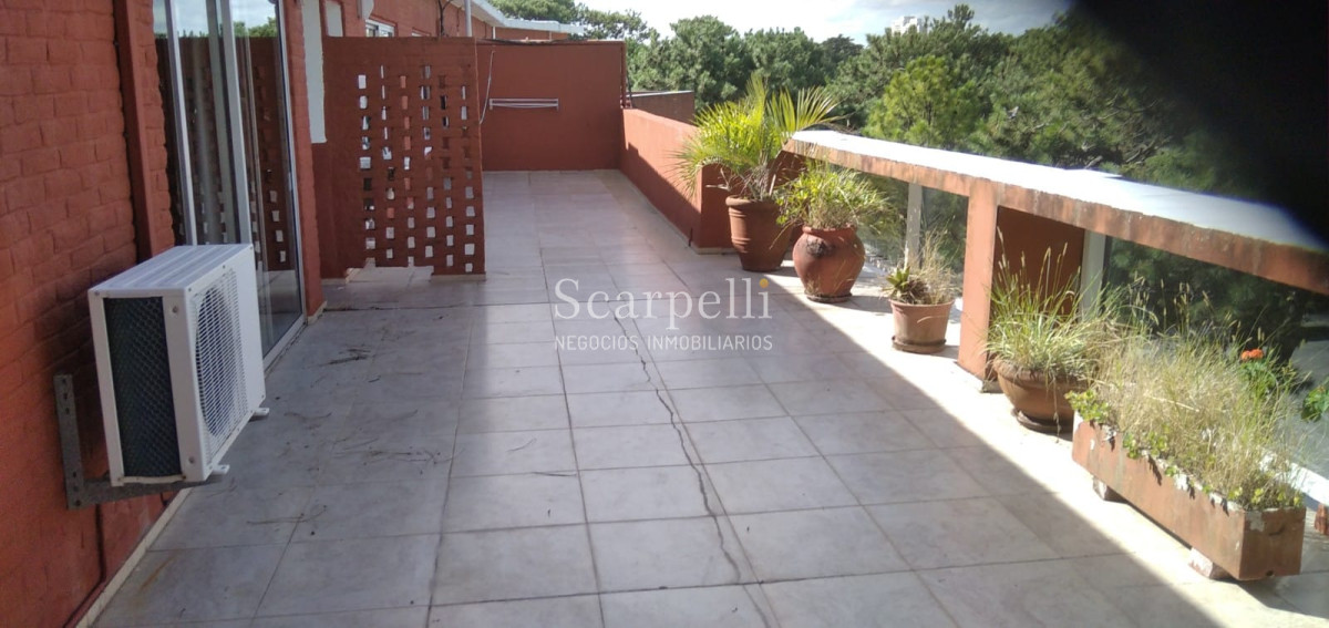 Apartamento ID.35888 - ALQUILER ANUAL APARTAMENTO PUNTA DEL ESTE PROXIMO PENÍNSULA 3 DORMITORIOS SERVICIO COMPLETO GRAN TERRAZA & BARBACOA + COCHERA.-