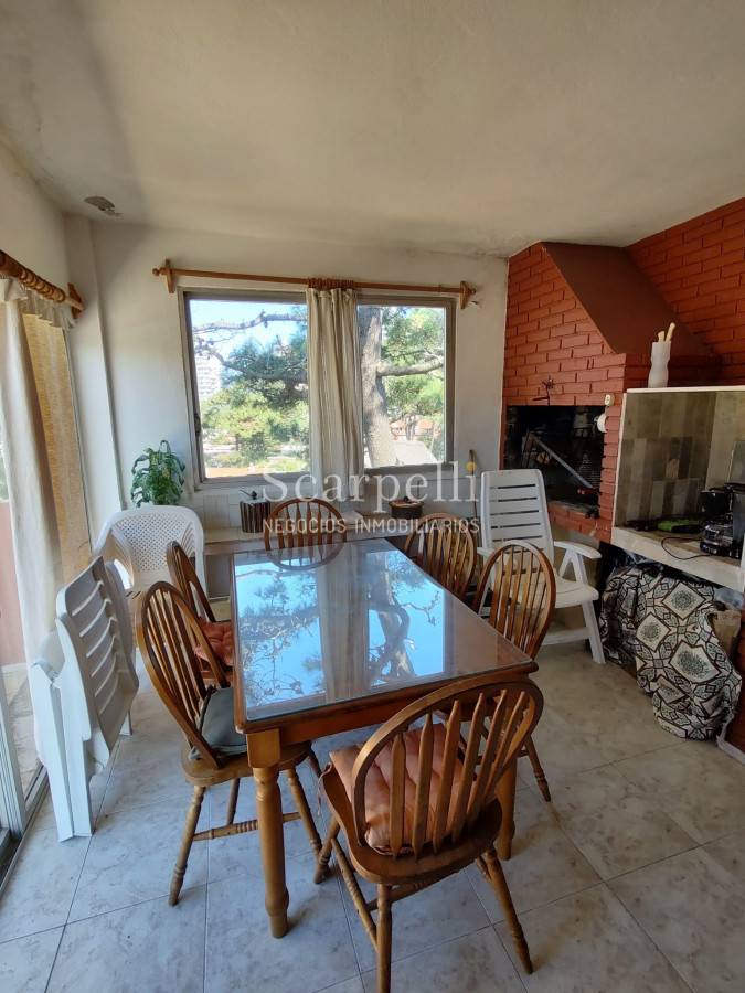 Apartamento ID.35888 - ALQUILER ANUAL APARTAMENTO PUNTA DEL ESTE PROXIMO PENÍNSULA 3 DORMITORIOS SERVICIO COMPLETO GRAN TERRAZA & BARBACOA + COCHERA.-