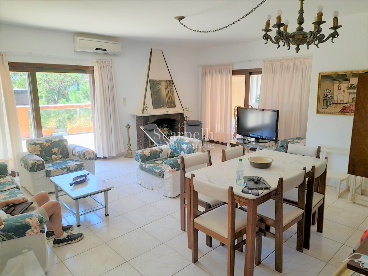 Apartamento ID.35888 - ALQUILER ANUAL APARTAMENTO PUNTA DEL ESTE PROXIMO PENÍNSULA 3 DORMITORIOS SERVICIO COMPLETO GRAN TERRAZA & BARBACOA + COCHERA.-
