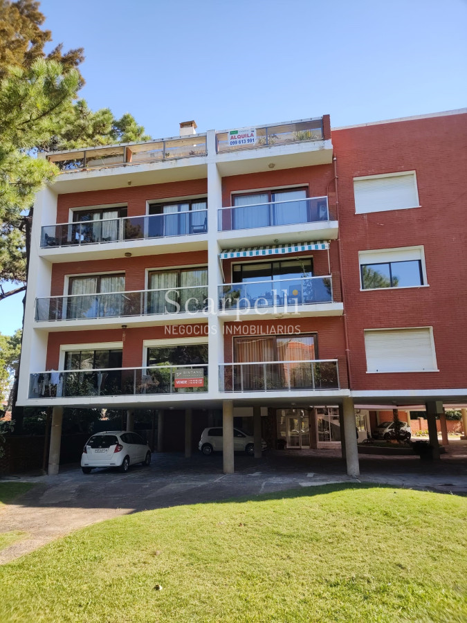 Apartamento ID.35888 - ALQUILER ANUAL APARTAMENTO PUNTA DEL ESTE PROXIMO PENÍNSULA 3 DORMITORIOS SERVICIO COMPLETO GRAN TERRAZA & BARBACOA + COCHERA.-