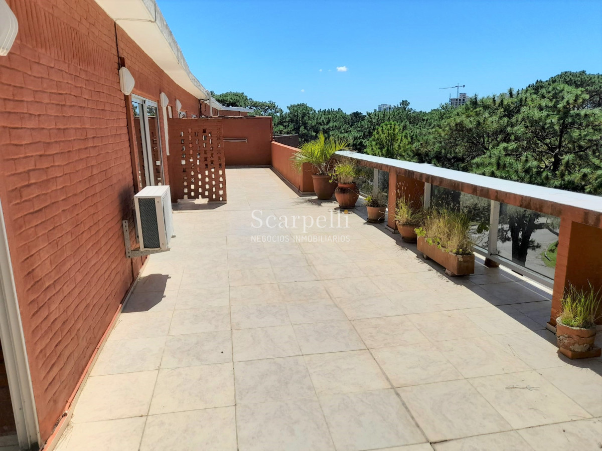 Apartamento ID.35888 - ALQUILER ANUAL APARTAMENTO PUNTA DEL ESTE PROXIMO PENÍNSULA 3 DORMITORIOS SERVICIO COMPLETO GRAN TERRAZA & BARBACOA + COCHERA.-