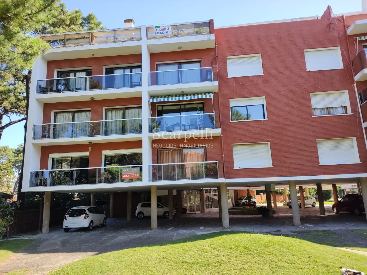 Apartamento ID.35888 - ALQUILER ANUAL APARTAMENTO PUNTA DEL ESTE PROXIMO PENÍNSULA 3 DORMITORIOS SERVICIO COMPLETO GRAN TERRAZA & BARBACOA + COCHERA.-
