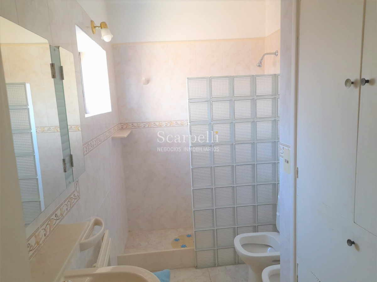 Apartamento ID.35888 - ALQUILER ANUAL APARTAMENTO PUNTA DEL ESTE PROXIMO PENÍNSULA 3 DORMITORIOS SERVICIO COMPLETO GRAN TERRAZA & BARBACOA + COCHERA.-