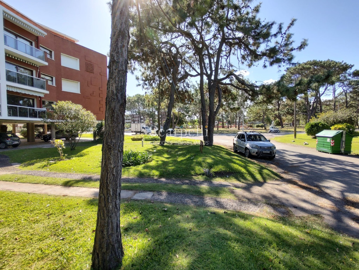 Apartamento ID.35888 - ALQUILER ANUAL APARTAMENTO PUNTA DEL ESTE PROXIMO PENÍNSULA 3 DORMITORIOS SERVICIO COMPLETO GRAN TERRAZA & BARBACOA + COCHERA.-