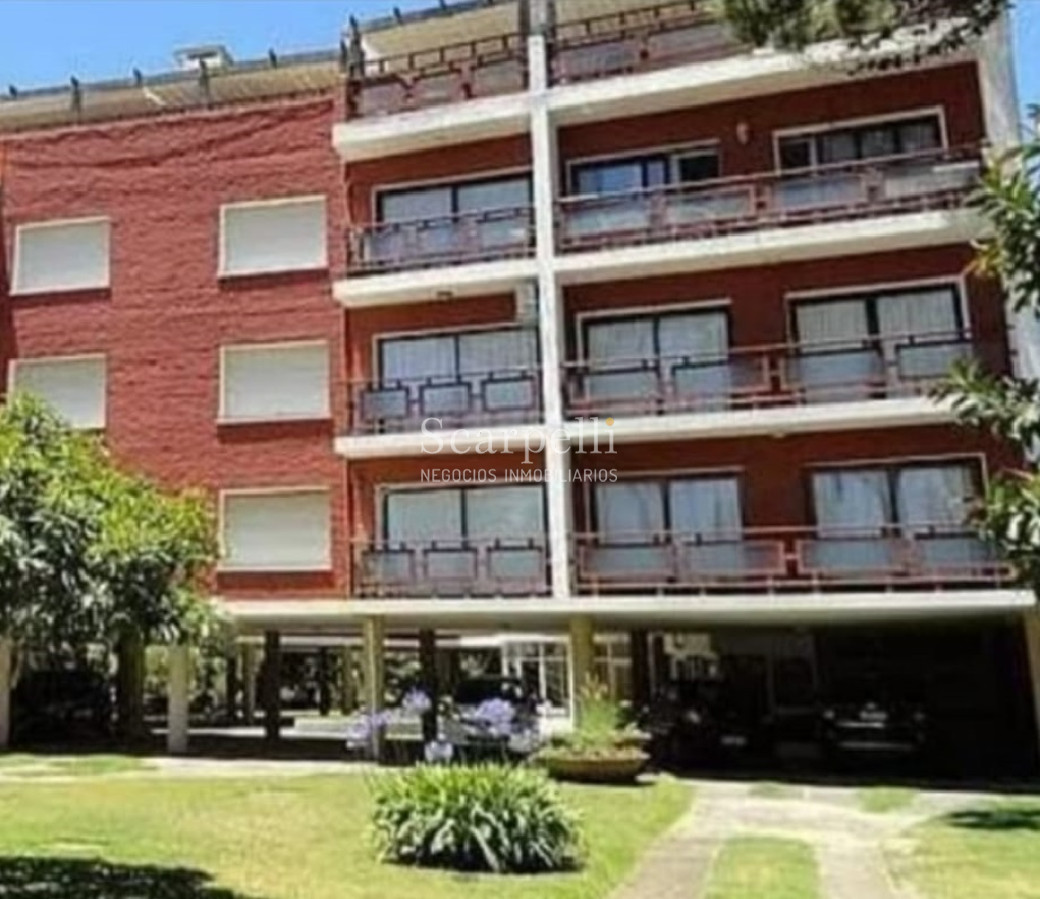 Apartamento ID.35888 - ALQUILER ANUAL APARTAMENTO PUNTA DEL ESTE PROXIMO PENÍNSULA 3 DORMITORIOS SERVICIO COMPLETO GRAN TERRAZA & BARBACOA + COCHERA.-