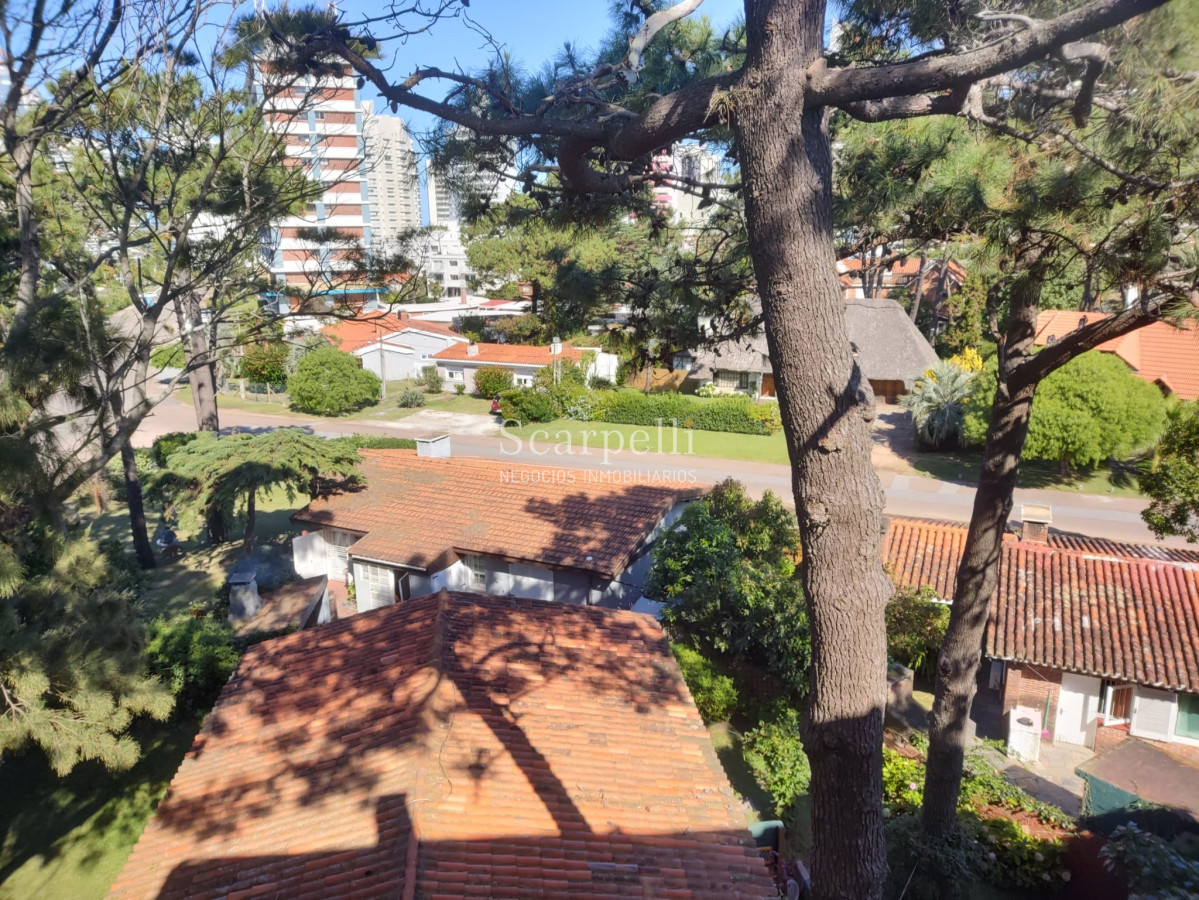 Apartamento ID.35888 - ALQUILER ANUAL APARTAMENTO PUNTA DEL ESTE PROXIMO PENÍNSULA 3 DORMITORIOS SERVICIO COMPLETO GRAN TERRAZA & BARBACOA + COCHERA.-