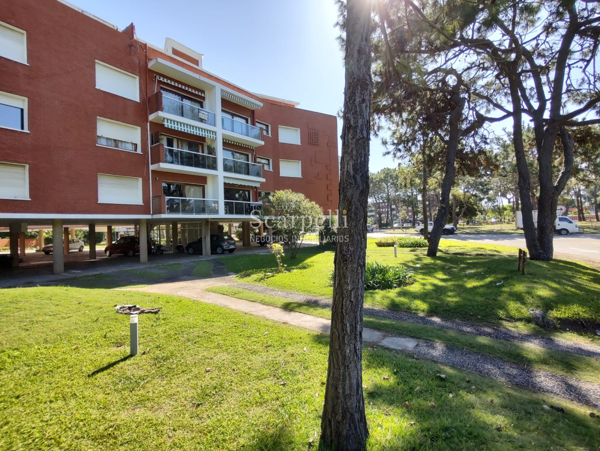 Apartamento ID.35888 - ALQUILER ANUAL APARTAMENTO PUNTA DEL ESTE PROXIMO PENÍNSULA 3 DORMITORIOS SERVICIO COMPLETO GRAN TERRAZA & BARBACOA + COCHERA.-