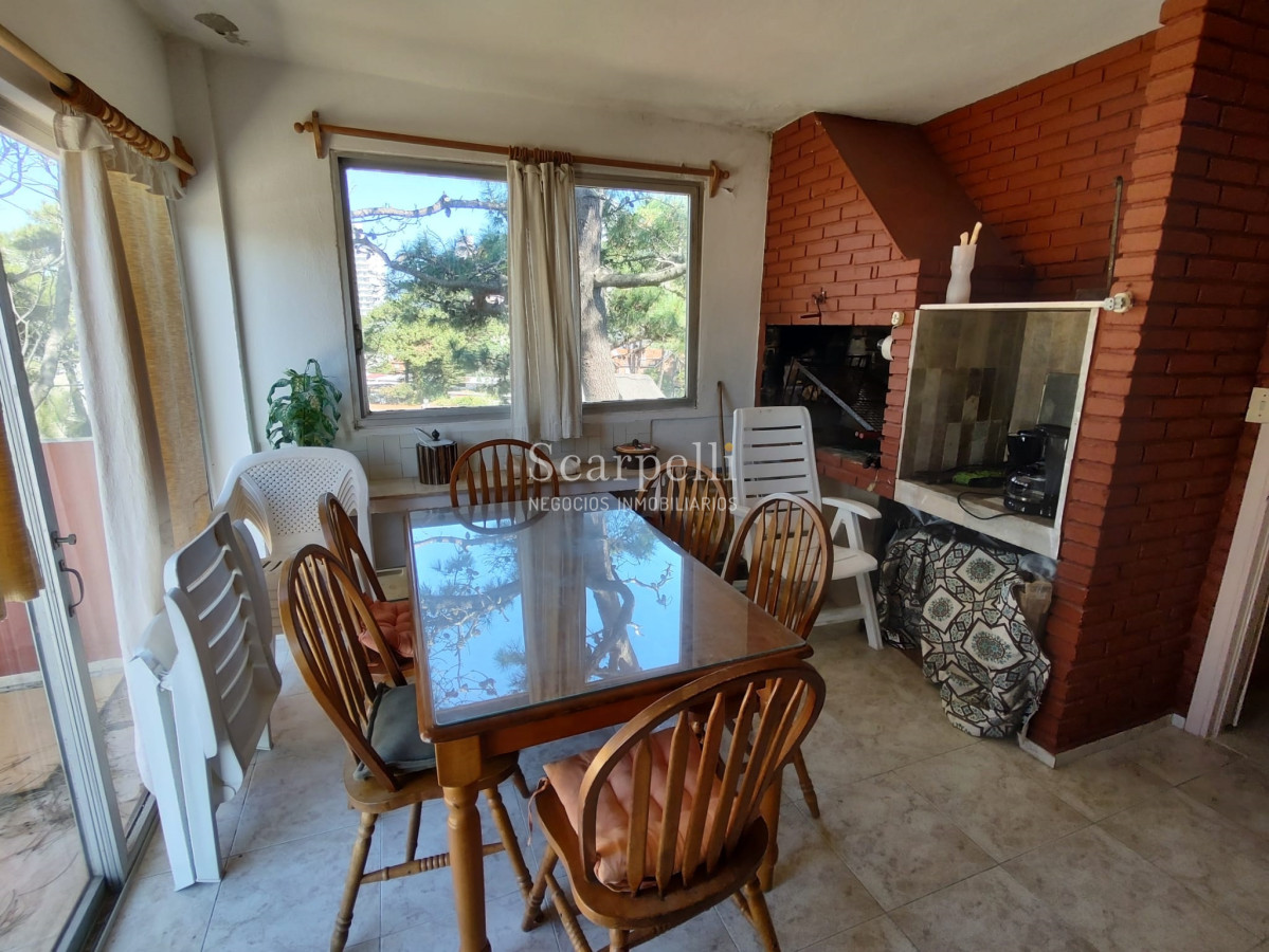 Apartamento ID.35888 - ALQUILER ANUAL APARTAMENTO PUNTA DEL ESTE PROXIMO PENÍNSULA 3 DORMITORIOS SERVICIO COMPLETO GRAN TERRAZA & BARBACOA + COCHERA.-