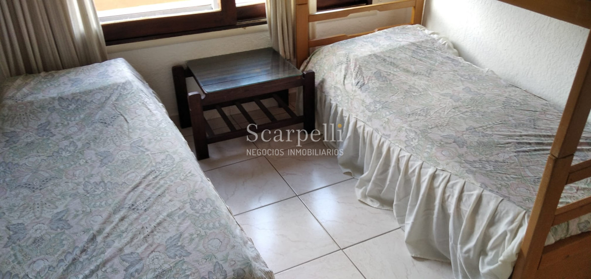 Apartamento ID.35888 - ALQUILER ANUAL APARTAMENTO PUNTA DEL ESTE PROXIMO PENÍNSULA 3 DORMITORIOS SERVICIO COMPLETO GRAN TERRAZA & BARBACOA + COCHERA.-