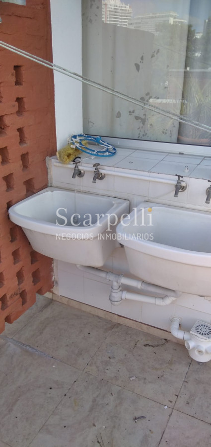 Apartamento ID.35888 - ALQUILER ANUAL APARTAMENTO PUNTA DEL ESTE PROXIMO PENÍNSULA 3 DORMITORIOS SERVICIO COMPLETO GRAN TERRAZA & BARBACOA + COCHERA.-