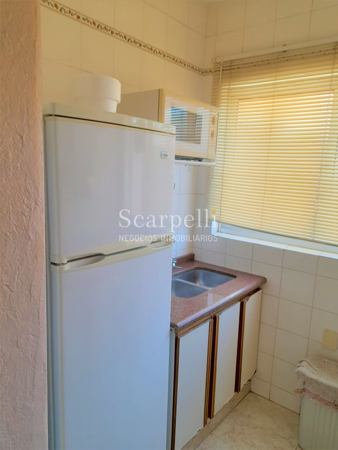 Apartamento ID.35888 - ALQUILER ANUAL APARTAMENTO PUNTA DEL ESTE PROXIMO PENÍNSULA 3 DORMITORIOS SERVICIO COMPLETO GRAN TERRAZA & BARBACOA + COCHERA.-