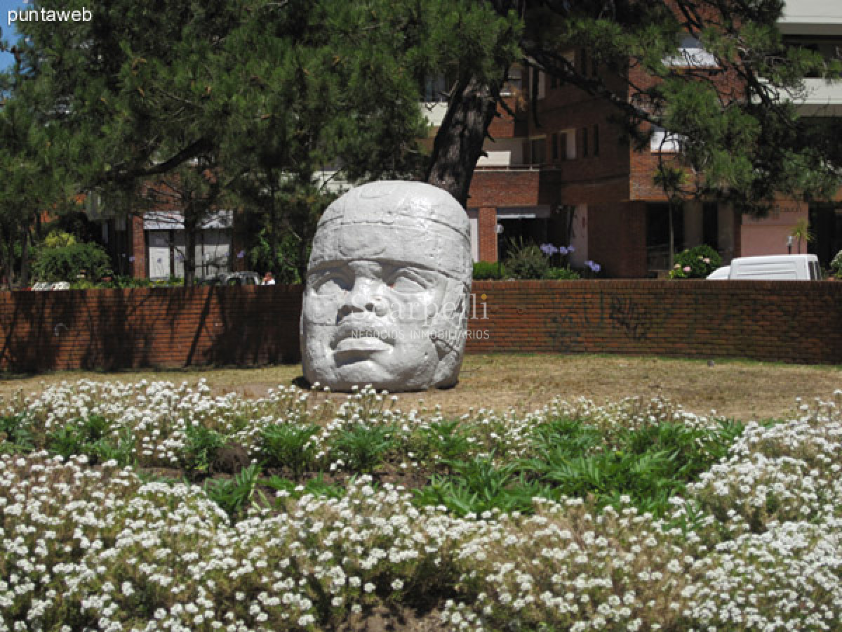 Apartamento ID.35888 - ALQUILER ANUAL APARTAMENTO PUNTA DEL ESTE PROXIMO PENÍNSULA 3 DORMITORIOS SERVICIO COMPLETO GRAN TERRAZA & BARBACOA + COCHERA.-