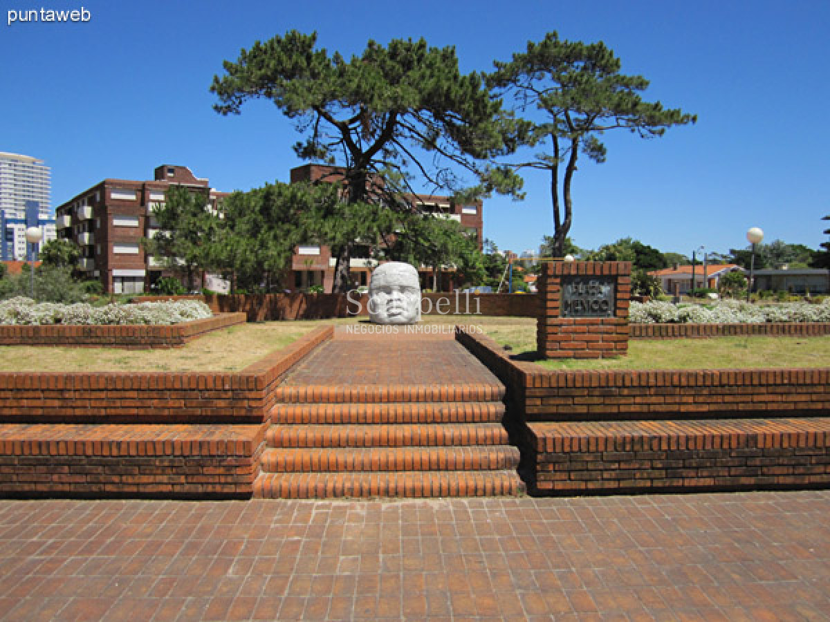 Apartamento ID.35888 - ALQUILER ANUAL APARTAMENTO PUNTA DEL ESTE PROXIMO PENÍNSULA 3 DORMITORIOS SERVICIO COMPLETO GRAN TERRAZA & BARBACOA + COCHERA.-