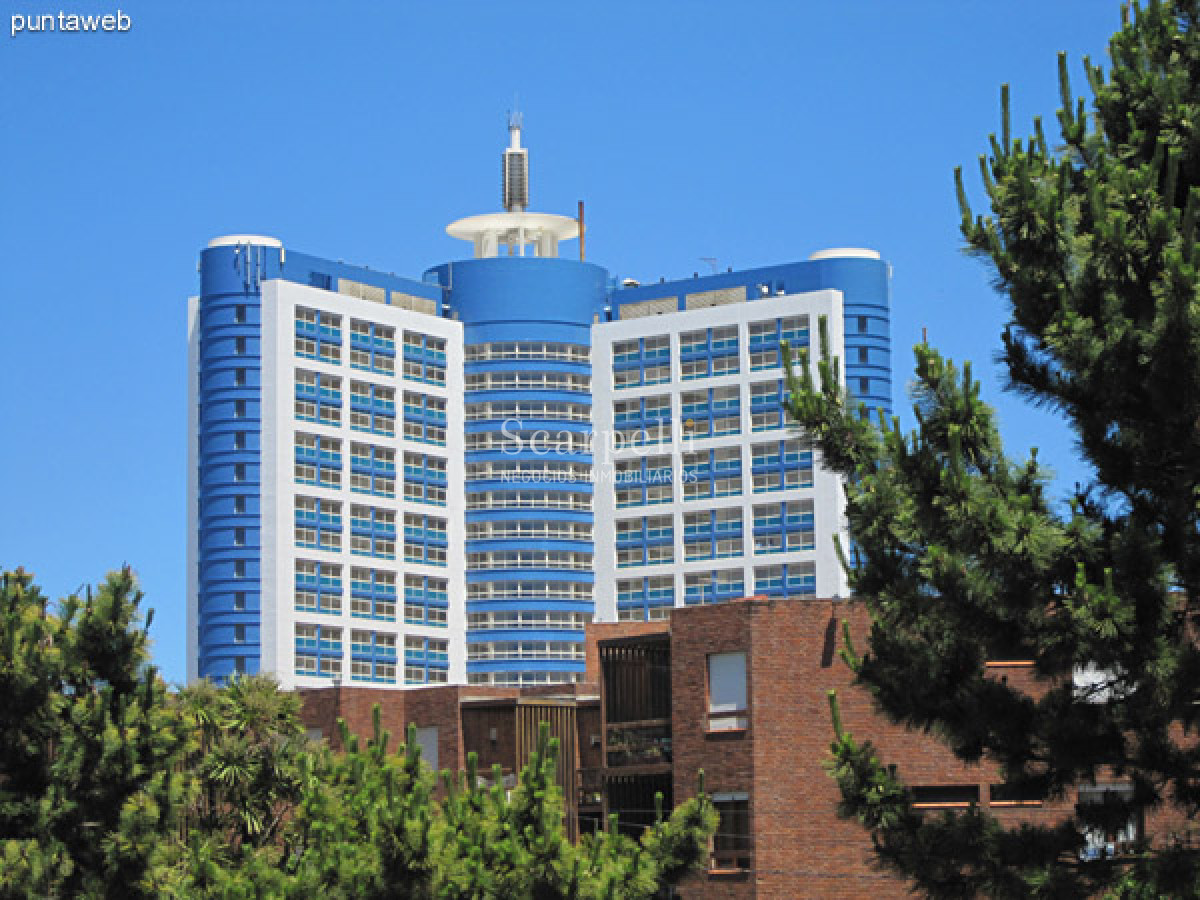 Apartamento ID.35888 - ALQUILER ANUAL APARTAMENTO PUNTA DEL ESTE PROXIMO PENÍNSULA 3 DORMITORIOS SERVICIO COMPLETO GRAN TERRAZA & BARBACOA + COCHERA.-