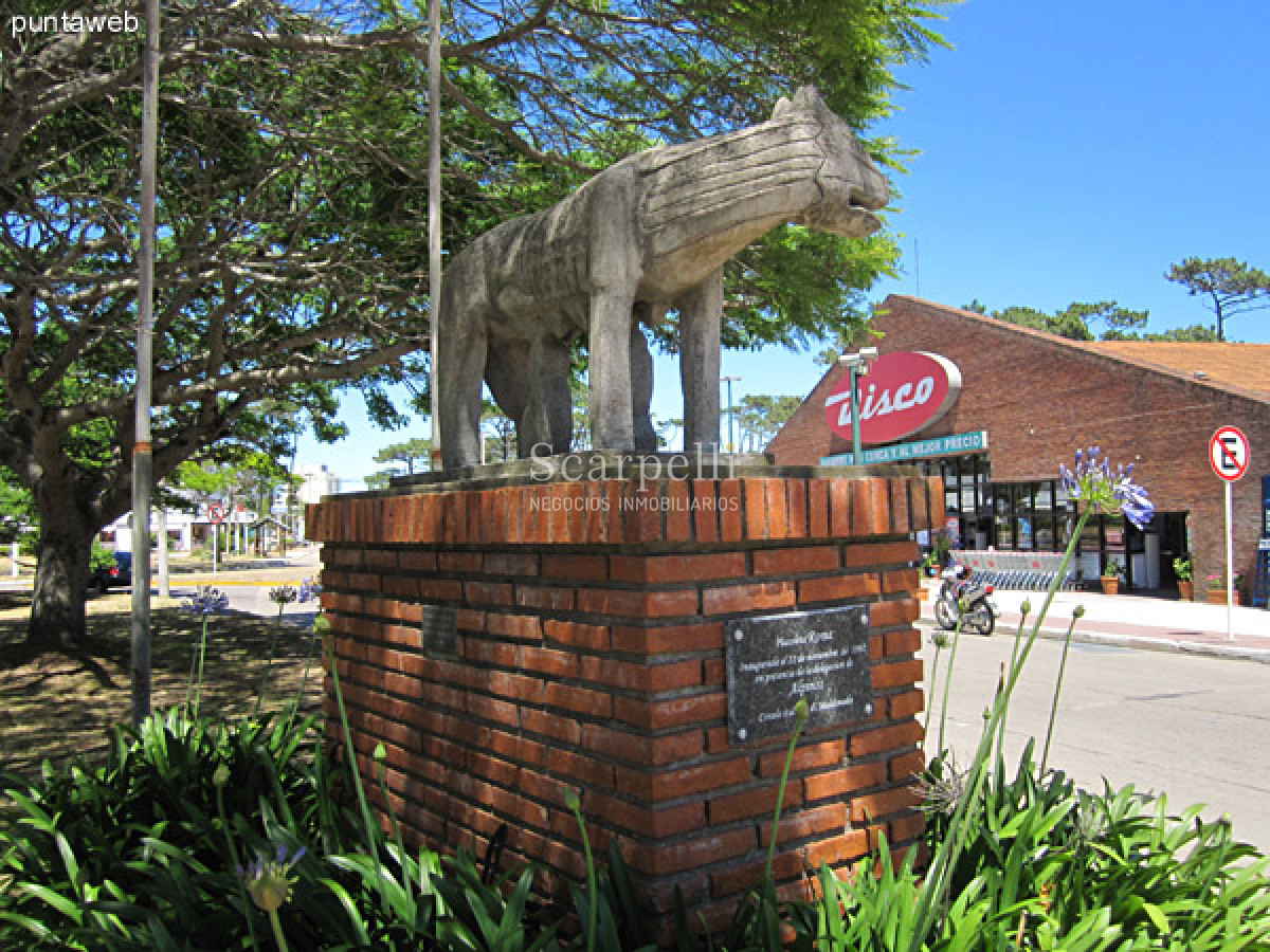 Apartamento ID.35888 - ALQUILER ANUAL APARTAMENTO PUNTA DEL ESTE PROXIMO PENÍNSULA 3 DORMITORIOS SERVICIO COMPLETO GRAN TERRAZA & BARBACOA + COCHERA.-