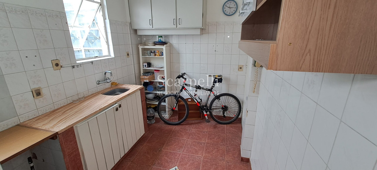 Apartamento ID.38401 - VENTA APARTAMENTO CENTRO ESTILO ART DECÓ 2 DORMITORIOS CONTRAFRENTE MUCHA LUZ Y MUY PROLIJO CON CALEFACCIÓN CENTRAL