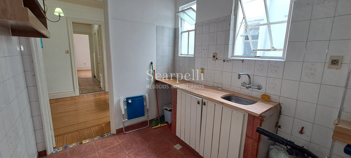 Apartamento ID.38401 - VENTA APARTAMENTO CENTRO ESTILO ART DECÓ 2 DORMITORIOS CONTRAFRENTE MUCHA LUZ Y MUY PROLIJO CON CALEFACCIÓN CENTRAL