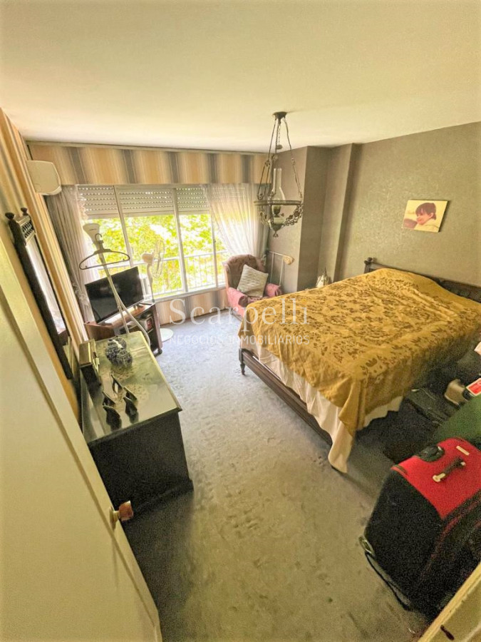 Apartamento ID.39704 - Venta Clásico apartamento Pocitense a 100 mts. de la Rambla con holgadas dimensiones en piso intermedio