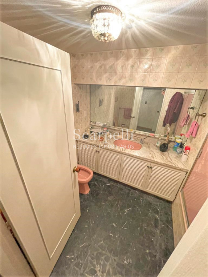 Apartamento ID.39704 - Venta Clásico apartamento Pocitense a 100 mts. de la Rambla con holgadas dimensiones en piso intermedio