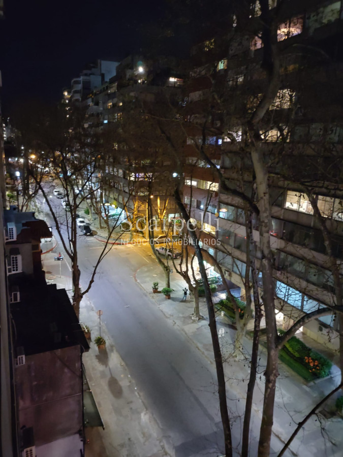 Apartamento ID.39704 - Venta Clásico apartamento Pocitense a 100 mts. de la Rambla con holgadas dimensiones en piso intermedio