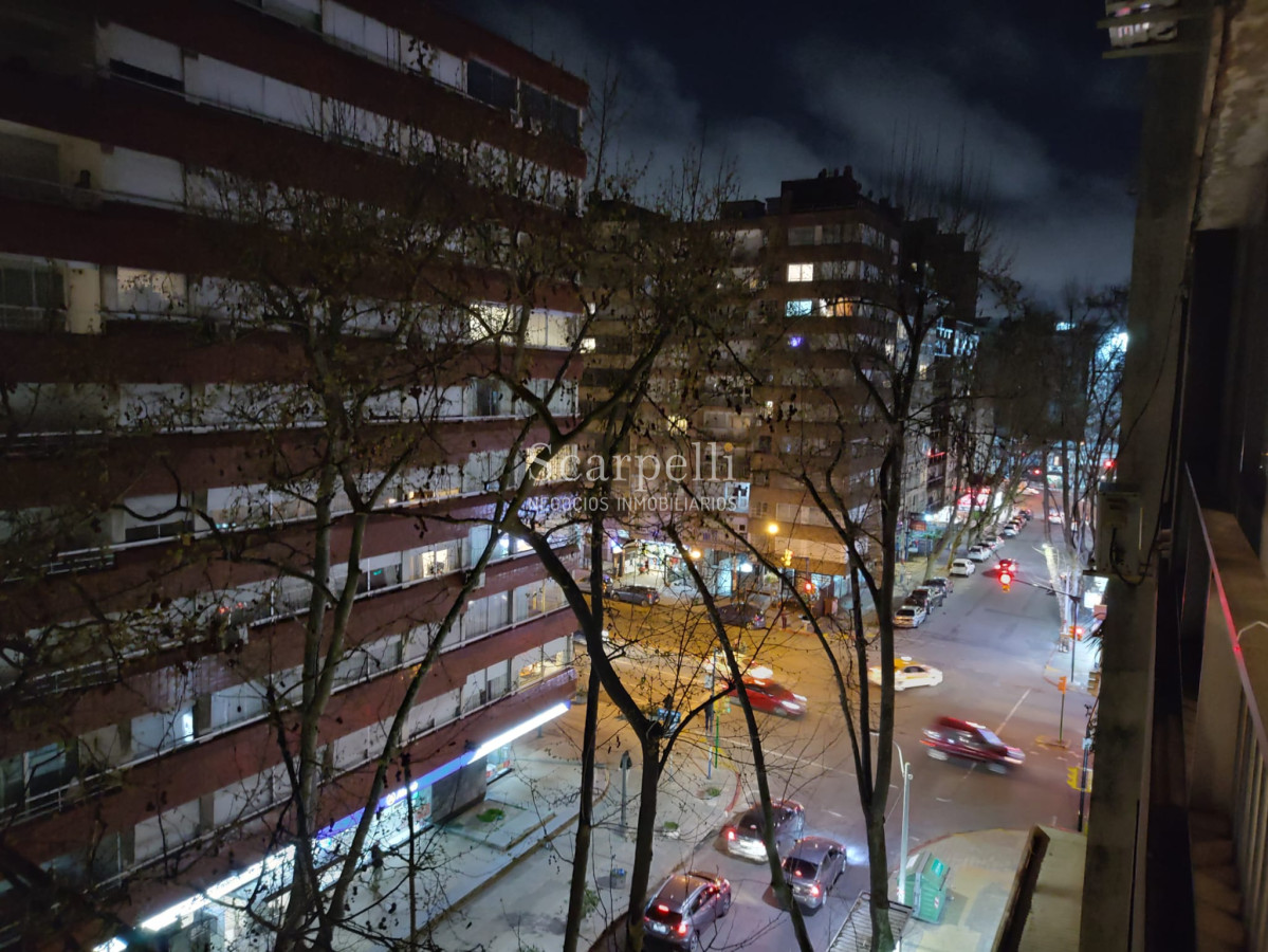 Apartamento ID.39704 - Venta Clásico apartamento Pocitense a 100 mts. de la Rambla con holgadas dimensiones en piso intermedio