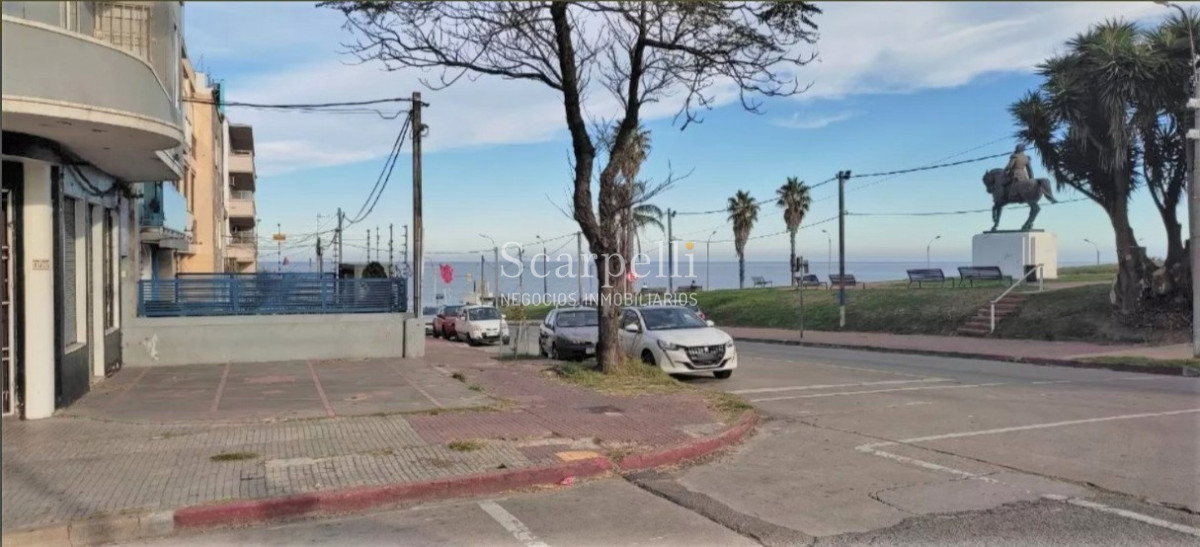 Apartamento ID.43970 - Venta Malvin / Buceo Estupenda Esquina a 100 mts. de la Rambla con importante flujo de Vehículos y Peatones