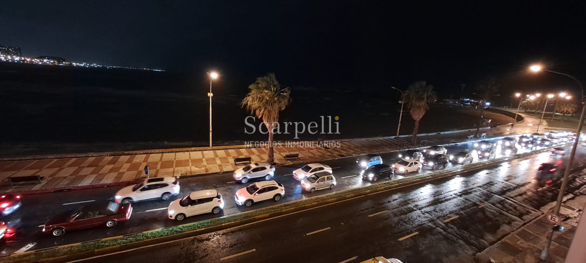 Apartamento ID.45384 - Venta & Alquiler Apartamento bueno sobre Rambla de Pocitos a mts. Plaza Gomensoro 2 dormitorios + Servicio Completo o 3er. dormitorio Terraza Lavadero