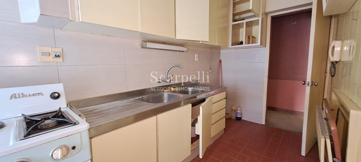 Apartamento ID.45532 - VENTA APARTAMENTO POCITOS A RECICLAR EN PISO ALTO 1 DORMITORIO GARAGE DOBLE