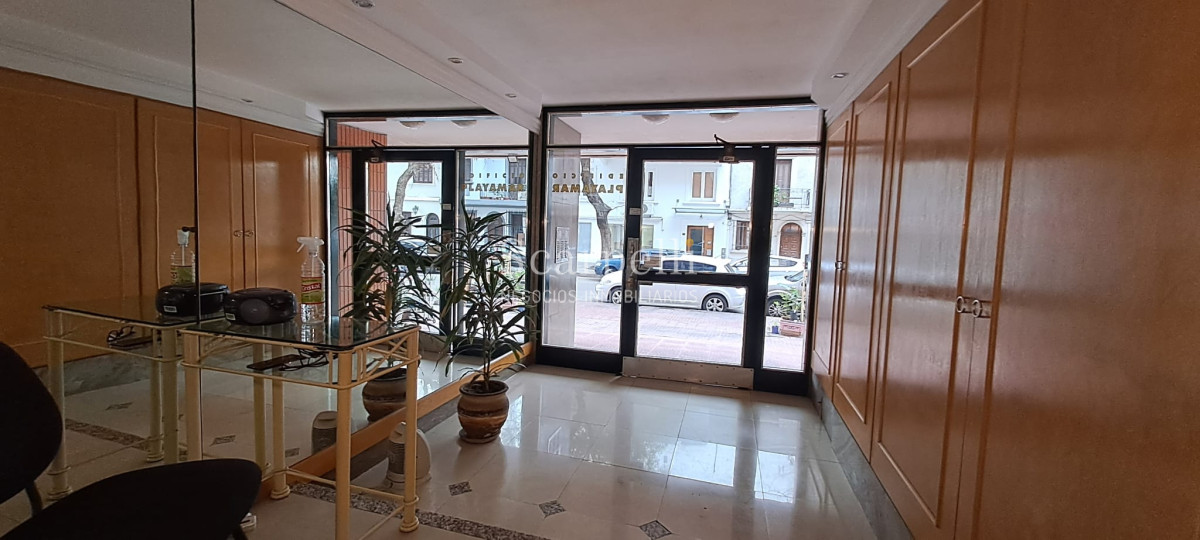 Apartamento ID.45532 - VENTA APARTAMENTO POCITOS A RECICLAR EN PISO ALTO 1 DORMITORIO GARAGE DOBLE