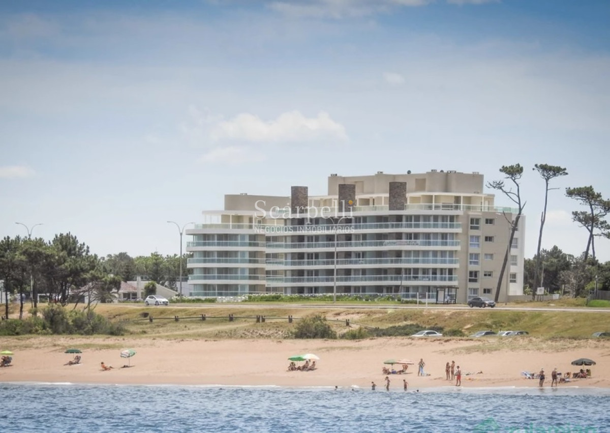 Apartamento ID.5228 - Edificio Cruceros: Frente al océano con vista a Punta Ballena en Parada 35 de la Mansa.-