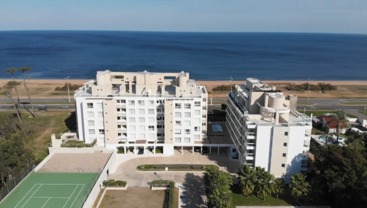 Apartamento ID.5228 - Edificio Cruceros: Frente al océano con vista a Punta Ballena en Parada 35 de la Mansa.-