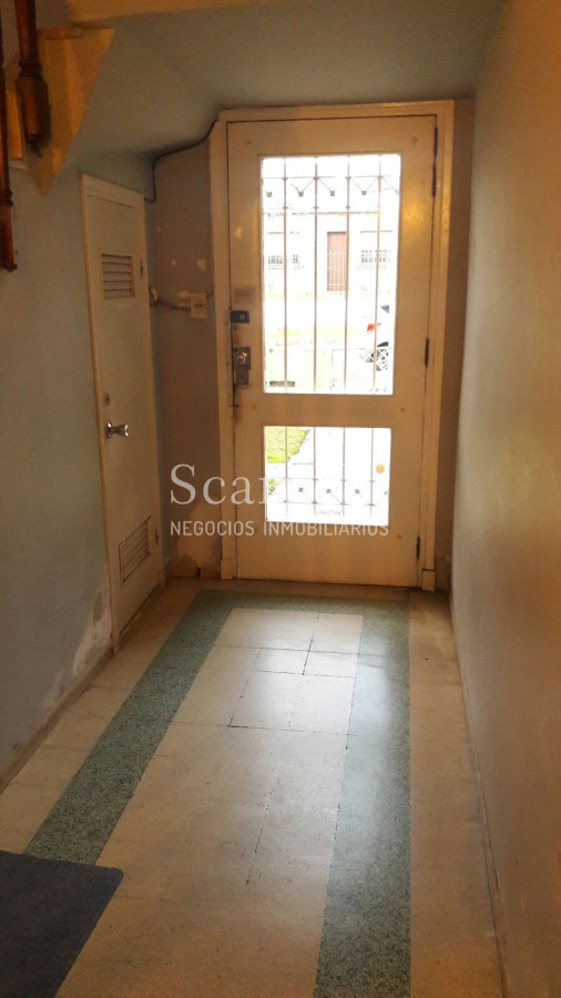 Apartamento ID.7080 - Apartamento reciclado en 1er. Piso por Escalera Concepción del Uruguay y Rivera Proximo.