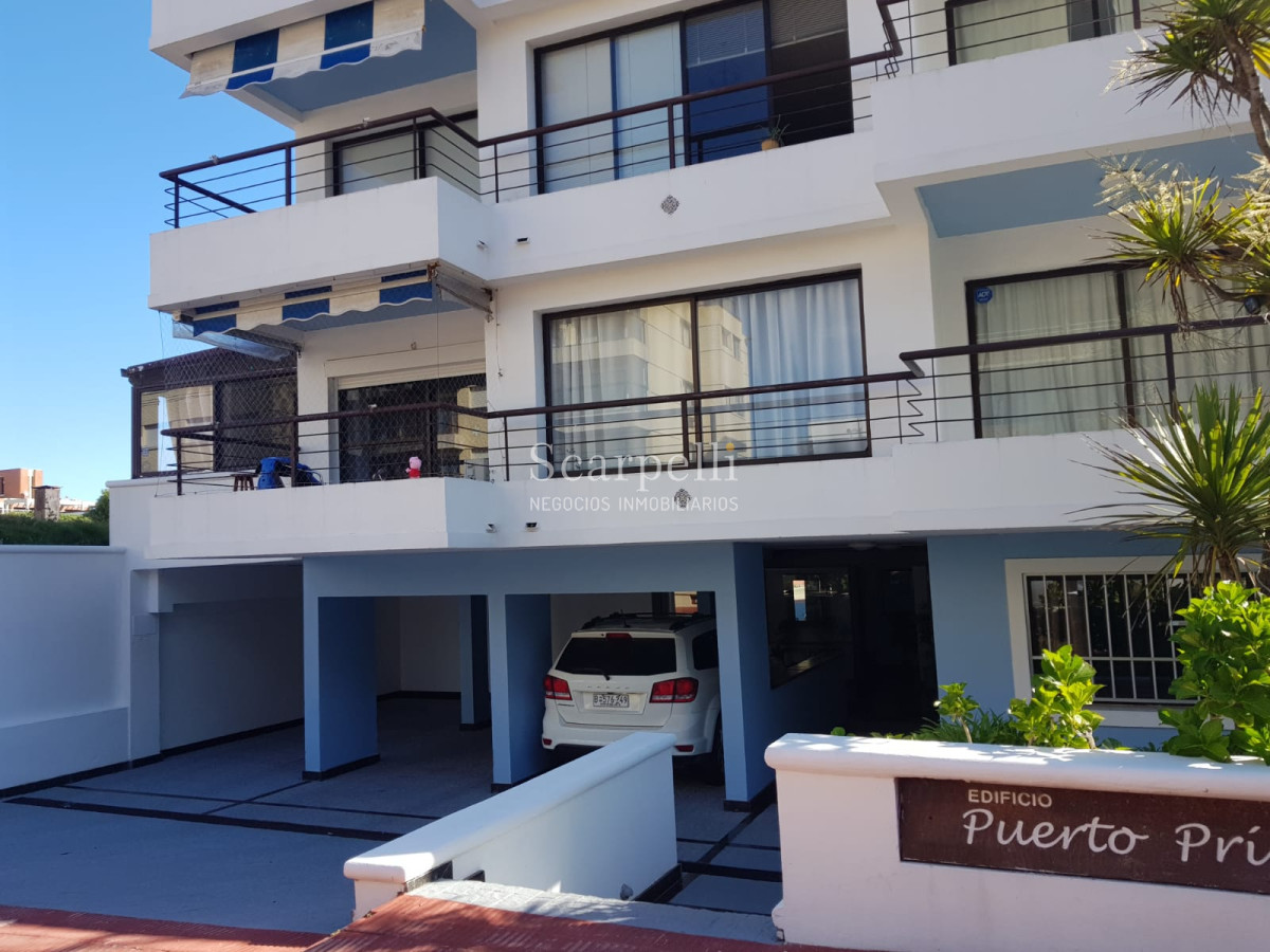 Apartamento ID.8175 - Punta del Este. Playa El Emir: Moderno Apartamento en Península con gran terraza y garage fijo.-
