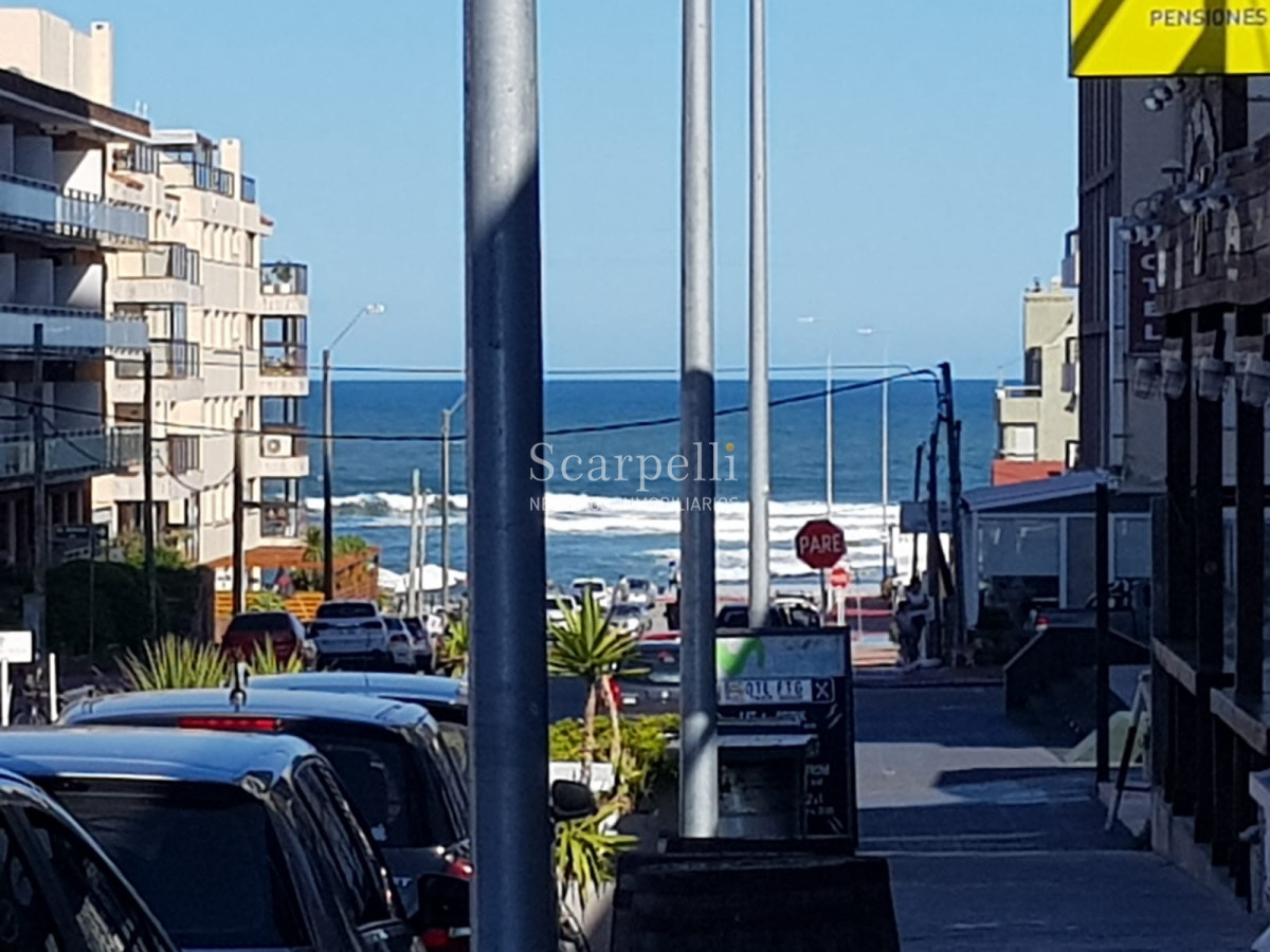 Apartamento ID.8175 - Punta del Este. Playa El Emir: Moderno Apartamento en Península con gran terraza y garage fijo.-
