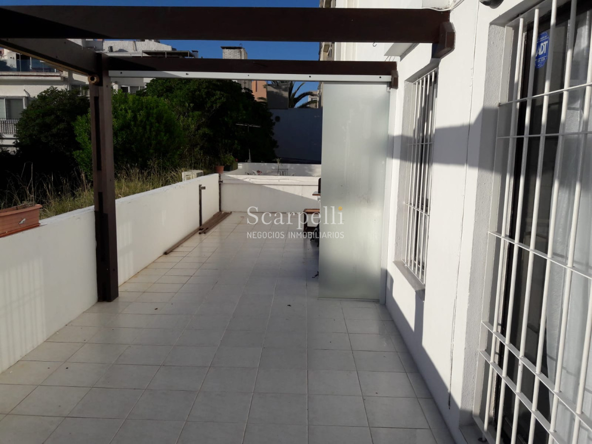 Apartamento ID.8175 - Punta del Este. Playa El Emir: Moderno Apartamento en Península con gran terraza y garage fijo.-
