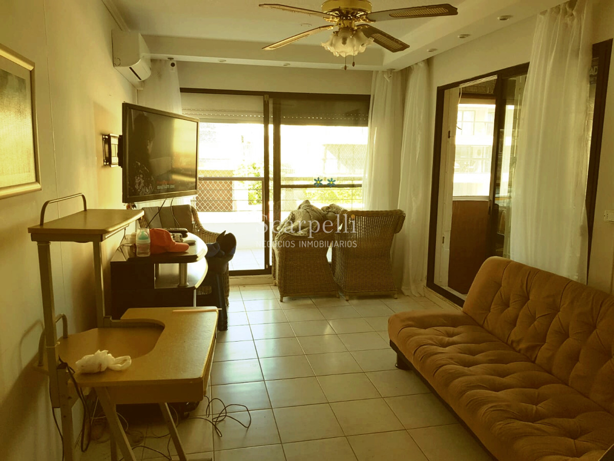 Apartamento ID.8175 - Punta del Este. Playa El Emir: Moderno Apartamento en Península con gran terraza y garage fijo.-