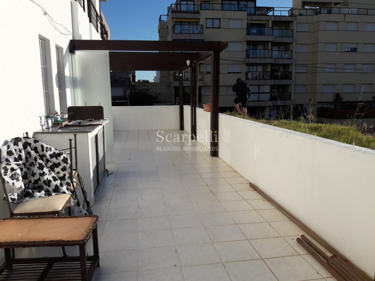 Apartamento ID.8175 - Punta del Este. Playa El Emir: Moderno Apartamento en Península con gran terraza y garage fijo.-