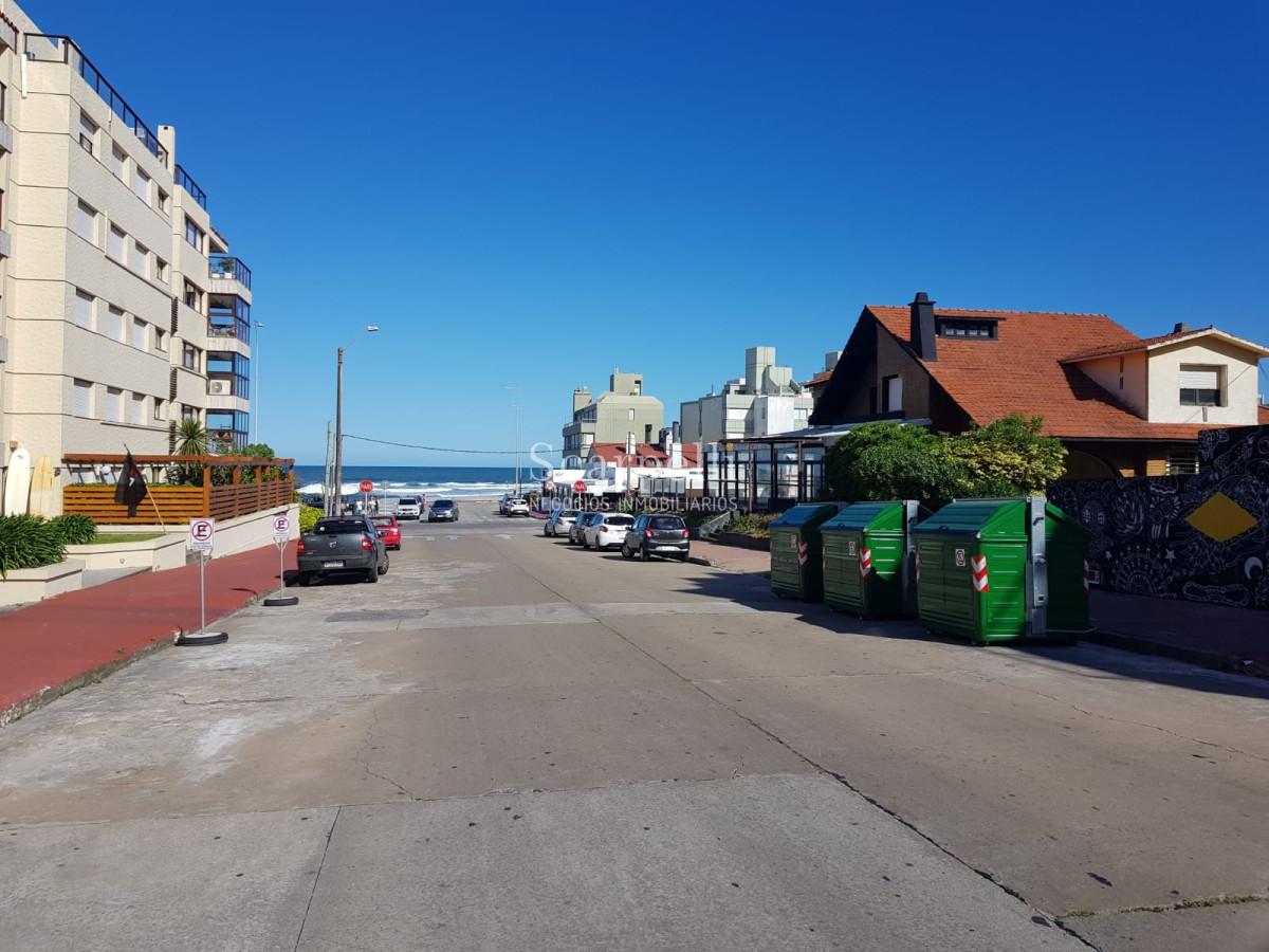 Apartamento ID.8175 - Punta del Este. Playa El Emir: Moderno Apartamento en Península con gran terraza y garage fijo.-