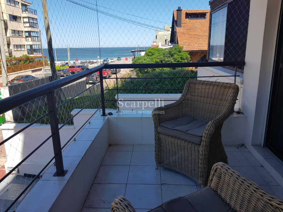 Apartamento ID.8175 - Punta del Este. Playa El Emir: Moderno Apartamento en Península con gran terraza y garage fijo.-
