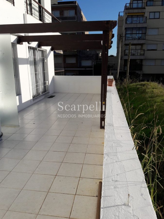 Apartamento ID.8175 - Punta del Este. Playa El Emir: Moderno Apartamento en Península con gran terraza y garage fijo.-