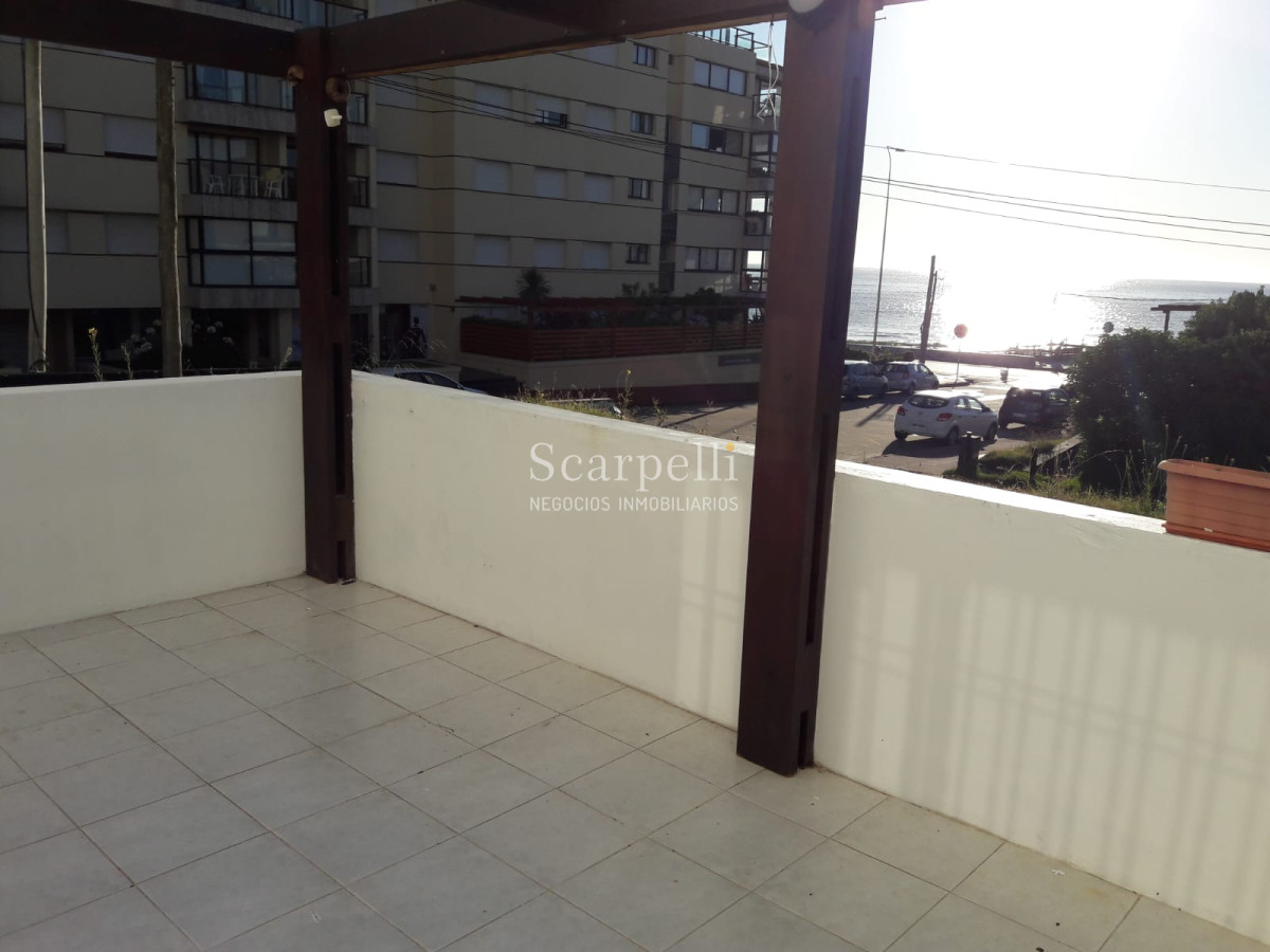 Apartamento ID.8175 - Punta del Este. Playa El Emir: Moderno Apartamento en Península con gran terraza y garage fijo.-