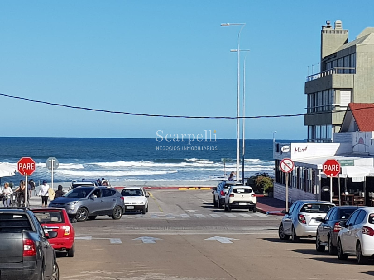 Apartamento ID.8175 - Punta del Este. Playa El Emir: Moderno Apartamento en Península con gran terraza y garage fijo.-