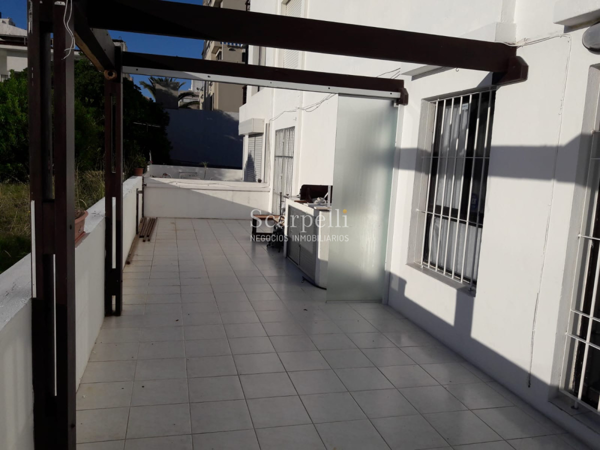 Apartamento ID.8175 - Punta del Este. Playa El Emir: Moderno Apartamento en Península con gran terraza y garage fijo.-